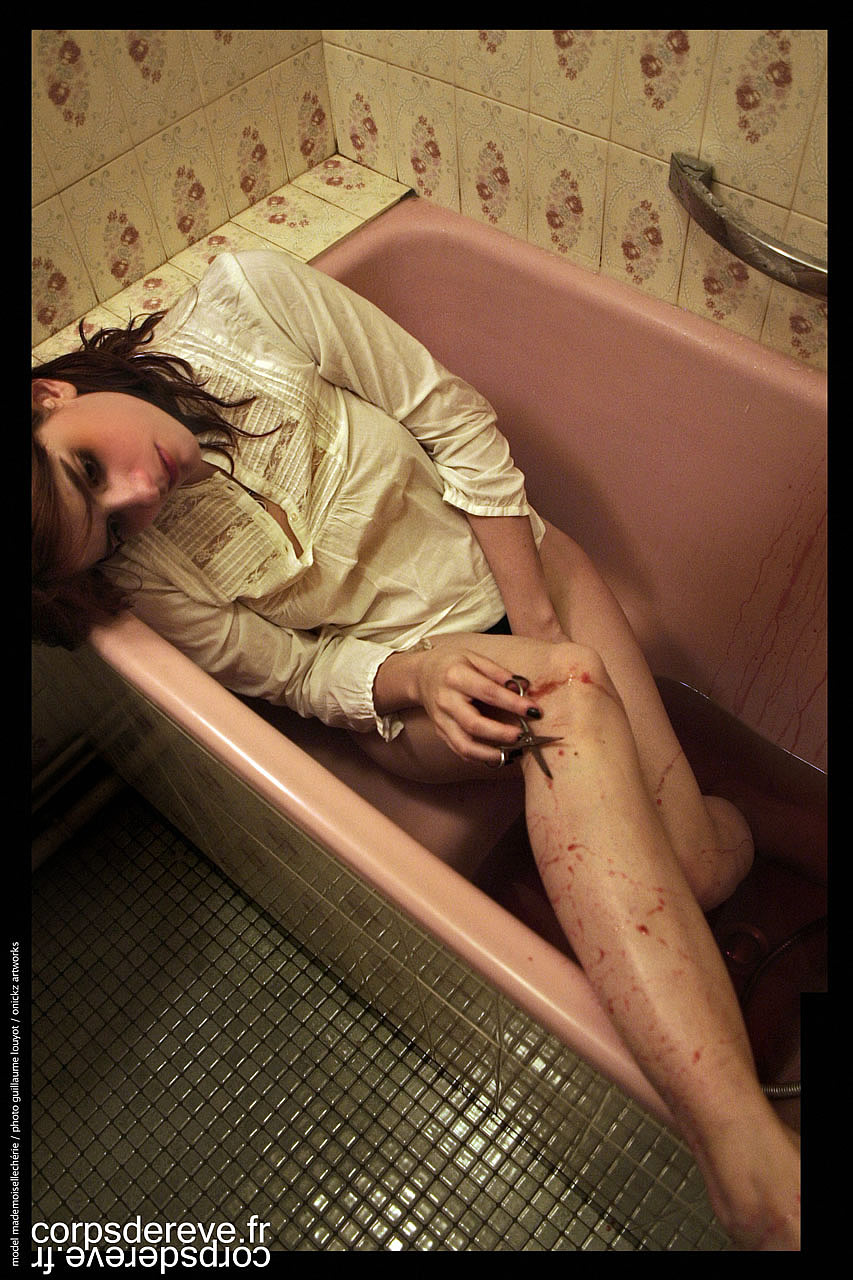 Jeune fille dans sa baignoire ensanglantée